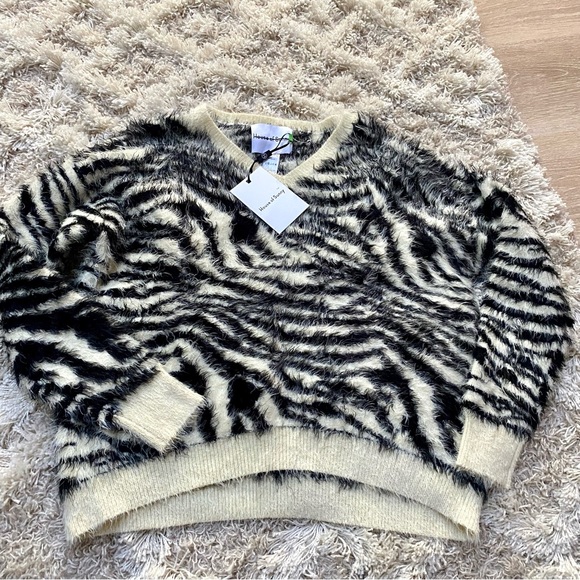 HOUSE OF SUNNY Fuzzy Zebra V-neck Sweater NEW - Picture 5 of 8